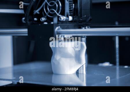 Objets imprimés par une imprimante 3d. L'imprimante 3D tridimensionnelle automatique fonctionne Banque D'Images