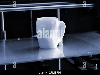 Objets imprimés par une imprimante 3d. L'imprimante 3D tridimensionnelle automatique fonctionne Banque D'Images