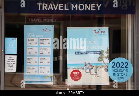 Les vacances sont annoncées dans la vitrine d'un magasin de Tui à Eastleigh, Hampshire. Les vacanciers découvriront enfin les destinations qu'ils pourront visiter cet été sans se mettre en quarantaine, avec le Portugal, l'Islande et Malte parmi ceux qui devraient figurer sur la liste verte des voyages. Date de la photo: Vendredi 7 mai 2021. Banque D'Images