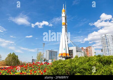 Samara, Russie - 4 mai 2021 : engin spatial de type Real Soyuz comme monument et centre d'exposition de l'exploration spatiale Banque D'Images