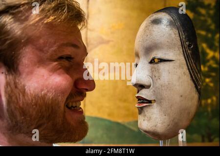 Londres, Royaume-Uni. 7 mai 2021. Un masque en bois sculpté de Ko-omote ('Little face'), Anonyme, période Edo (1615-1868), probablement 19e siècle, est £5,000-6,000 - Aperçu de la vente d'art asiatique à Bonhams, New Bond Street, Londres. Les ventes se situent sur plusieurs jours entre le 10-13 mai. Crédit : Guy Bell/Alay Live News Banque D'Images