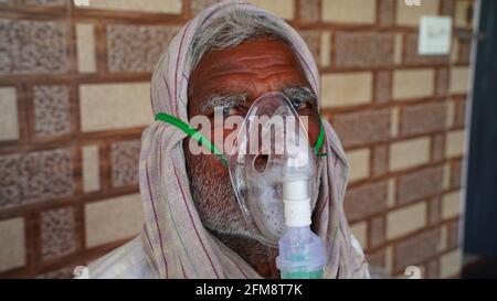 30 avril 2021, Jaipur, Rajasthan, Inde. Mise au point sélective sur le masque d'oxygène ou l'inhalation canule avec alimentation en oxygène liquide. Masque respiratoire liquide gros plan Banque D'Images