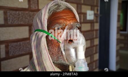 30 avril 2021, Jaipur, Rajasthan, Inde. Covid deuxième vague, patient indien assis dans un hôpital à l'extérieur. Les hôpitaux sont pleins et souffrent du manque Banque D'Images