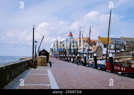 Vieux port du village de pêcheurs Urk à Flevoland pays-Bas, belle journée de printemps à l'ancienne île d'Urk Hollande Europe Mai 2021 Banque D'Images