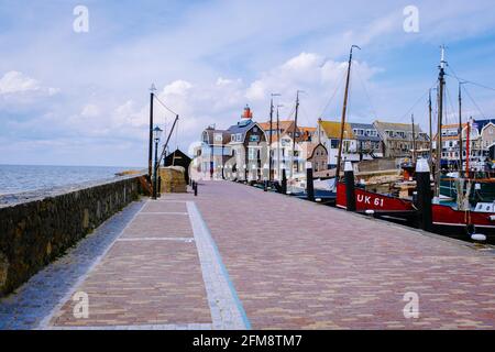 Vieux port du village de pêcheurs Urk à Flevoland pays-Bas, belle journée de printemps à l'ancienne île d'Urk Hollande Europe Mai 2021 Banque D'Images