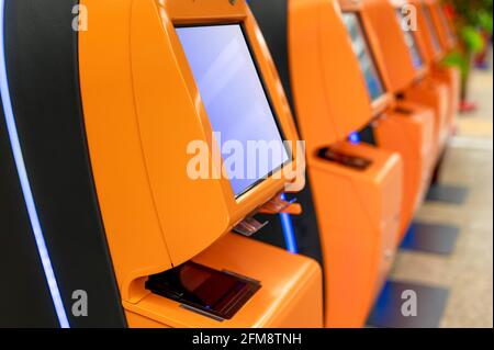 gamme d'appareils d'enregistrement automatique à l'aéroport. Machine en libre-service et kiosque d'assistance à l'aéroport pour l'enregistrement, l'impression de la carte d'embarquement ou l'achat de tiques Banque D'Images