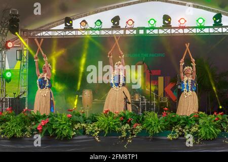 Danseuses hawaïennes se présentant à l'aide de bâtonnets de bambou pour garder le rythme au Pasifika Festival, une célébration de la culture de l'île du Pacifique. Auckland, Nouvelle-Zélande Banque D'Images