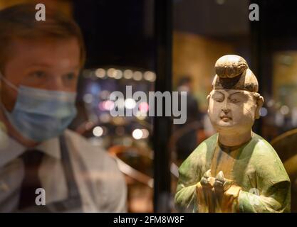 Bonhams, Londres, Royaume-Uni. 7 mai 2021. La collection H: Meubles chinois, bronzes archaïques et art japonais offerts à la vente à Bonhams le 13 mai à Londres. IMAGE: UNE RARE ET GRANDE POTERIE ÉMAILLÉE SANCAI FIGURE D'UN GARDIEN MÂLE, DYNASTIE TANG, ESTIMATION £20,000-30,000. Crédit : Malcolm Park/Alay Live News Banque D'Images