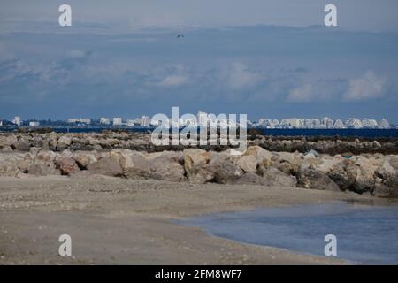 La Grande Motte vue de Palavas les Flots, près de Carnon Plage et Montpellier, Occitaine, sud de la France Banque D'Images