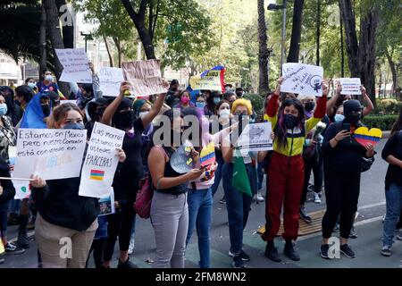 Mexico, Mexique. 06e mai 2021. Des citoyens colombiens se joignent à une manifestation devant l'ambassade de Colombie au Mexique, pour exprimer leur colère contre le couvre-feu imposé par le président colombien Iván Duque, Permettre aux forces armées militaires de disperser les manifestants par la violence en raison de multiples protestations faites après que le président Iván Duque a envoyé au Congrès une proposition de réforme fiscale visant à générer des impôts sur la classe moyenne du pays colombien. Le 6 mai 2021 à Mexico, Mexique. (Photo d'Eyepix/Sipa USA) crédit: SIPA USA/Alay Live News Banque D'Images