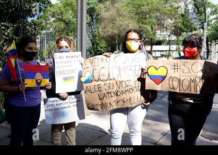 Mexico, Mexique. 06e mai 2021. Des citoyens colombiens se joignent à une manifestation devant l'ambassade de Colombie au Mexique, pour exprimer leur colère contre le couvre-feu imposé par le président colombien Iván Duque, Permettre aux forces armées militaires de disperser les manifestants par la violence en raison de multiples protestations faites après que le président Iván Duque a envoyé au Congrès une proposition de réforme fiscale visant à générer des impôts sur la classe moyenne du pays colombien. Le 6 mai 2021 à Mexico, Mexique. (Photo d'Eyepix/Sipa USA) crédit: SIPA USA/Alay Live News Banque D'Images