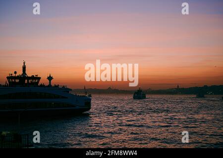 Silhouette d'Istanbul au coucher du soleil de nombreux ferries à la mer. Vue sur la péninsule historique sénique d'Istanbul Banque D'Images