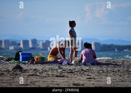 Pique-nique en famille sur la plage de sable de Port Camargue, près de la Grande Motte et Montpellier, Occitanie, sud de la France Banque D'Images