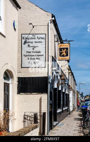 Le panneau sur le côté du pub Kingston Arms à Petersfield, Cambridge, Royaume-Uni. Banque D'Images