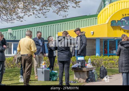 Saltire Sport Center, Arbroath, Angus, Écosse, Royaume-Uni, 7 mai 2021 : (au centre) la candidate du SNP Mairi Gougeon pour la circonscription d'Angus North & Mearns, entourée de 4 de ses collègues masculins qui prennent un déjeuner, en dehors du décompte des votes du centre sportif de saltire à Arbroath pour les élections écossaises de 2021. La circonscription d'Angus North & Mearns est une course à deux chevaux entre le conservateur de Braden Davy et le SNP de Mairi Gougeon. Mairi a été ministre de la Santé du SNP dans le dernier gouvernement du SNP Credit:Barry Nixon/Alamy Live News Banque D'Images