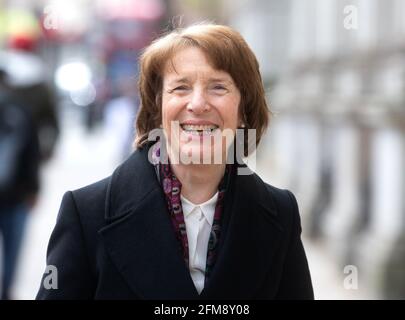 Londres, Royaume-Uni. 07e mai 2021. June Raine, directrice générale de l'Agence de réglementation des médicaments et des produits de soins de santé au Royaume-Uni, à Whitehall. Elle venait d'assister à une réunion Covid O à Downing Street. Le gouvernement annoncera aujourd'hui une « liste verte » de pays dont les Britanniques de retour de l'étranger n'auront pas à mettre en quarantaine après leur arrivée à la maison. Crédit : Mark Thomas/Alay Live News Banque D'Images