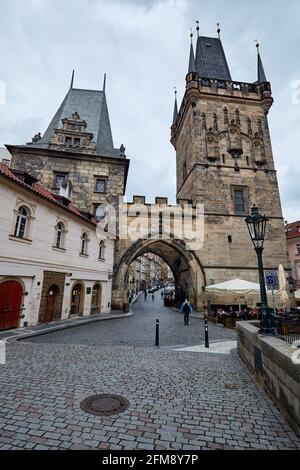 PRAHA, RÉPUBLIQUE TCHÈQUE, 11 JUIN 2020 : Tour du pont Mala Strana près du pont Charles. Jour nuageux. Banque D'Images