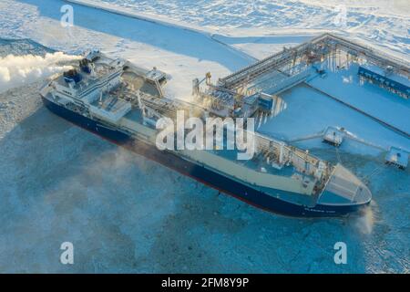 Sabetta, région de Tyumen, Russie - 30 mars 2021 : le transporteur de gaz Vladimir Vize est chargé de gaz naturel liquéfié à la berth. Banque D'Images