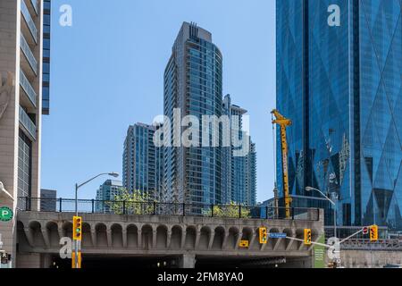 Le vieux pont contrastait avec les gratte-ciel modernes en verre dans le quartier du centre-ville de Toronto, Canada Banque D'Images