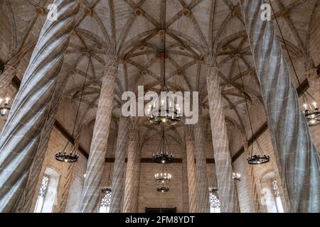 Valence - Espagne. 25 juin 2019 : salle de commerce avec beau plafond et colonnes en spirale à Silk Exchange (Llotja de la Seda) Valence, Espagne Banque D'Images