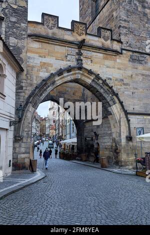 PRAHA, RÉPUBLIQUE TCHÈQUE, 11 JUIN 2020 : Tour du pont Mala Strana près du pont Charles. Jour nuageux. Banque D'Images