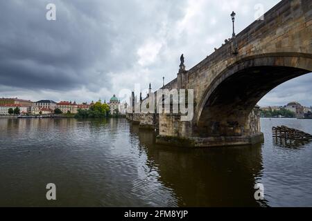 PRAHA, RÉPUBLIQUE TCHÈQUE, 11 JUIN 2020 : pont Charles à Prague et rivière Vltava. Jour nuageux. Banque D'Images