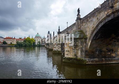 PRAHA, RÉPUBLIQUE TCHÈQUE, 11 JUIN 2020 : pont Charles à Prague et rivière Vltava. Jour nuageux. Banque D'Images