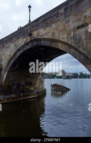 PRAHA, RÉPUBLIQUE TCHÈQUE, 11 JUIN 2020 : pont Charles à Prague et rivière Vltava. Jour nuageux. Banque D'Images