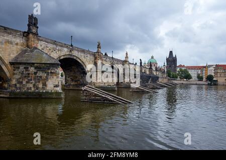 PRAHA, RÉPUBLIQUE TCHÈQUE, 11 JUIN 2020 : pont Charles à Prague et rivière Vltava. Jour nuageux. Banque D'Images