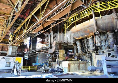 OSTRAVA, RÉPUBLIQUE TCHÈQUE - 21 AVRIL 2019 : intérieur d'une ancienne usine d'ironneries rouillées abandonnée à Ostrava, d'ironneries industrielles Dolni Vitkovice et co Banque D'Images