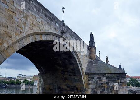 PRAHA, RÉPUBLIQUE TCHÈQUE, 11 JUIN 2020 : pont Charles à Prague et rivière Vltava. Jour nuageux. Banque D'Images