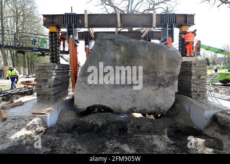 Altentreptow, Allemagne. 06e mai 2021. La « grosse pierre », qui pèse environ 400 tonnes, est soulevée à l'aide de presses et de courroies hydrauliques. L'immense pierre est soulevée de la terre avec une construction spéciale. Credit: Bernd Wüstneck/dpa-Zentralbild/dpa - ATTENTION: Cette photo a déjà été diffusée par dpa sur Bildfunk/dpa/Alamy Live News Banque D'Images