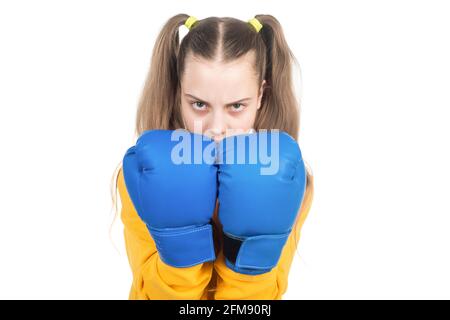 poinçonnement concentré des enfants. poing de combat. jeune fille en gants de boxe. attaque en colère. Banque D'Images