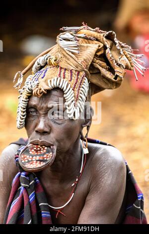 Plus la plaque est grande, plus la femme est pensée pour être belle. DEBUB OMO ZONE, ETHIOPIE: RENCONTREZ LA tribu où les femmes commencent à étirer leurs lèvres Banque D'Images