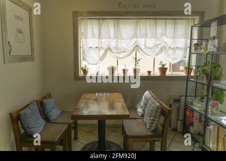 Café confortable avec tables et chaises en bois Banque D'Images