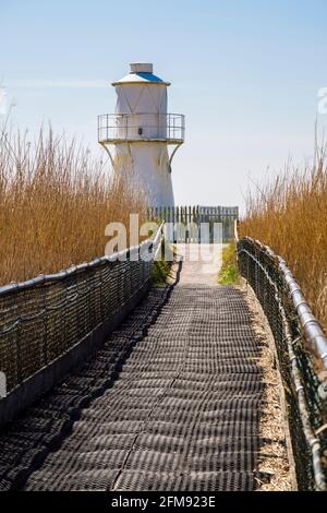 Passerelle flottante traversant la zone humide jusqu'au phare d'Usk est sur les niveaux de Gvent à la réserve naturelle nationale de Newport Wetlands. Nash, Newport, pays de Galles du Sud, Royaume-Uni Banque D'Images