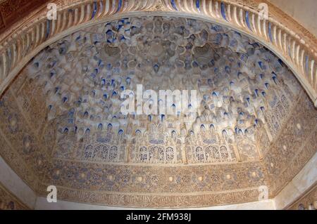 Sculptures dans des niches de dôme, palais Nasrid, Alhambra, Grenade, Andalousie, Espagne, Europe Banque D'Images