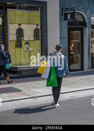 Mayfair, Londres, Royaume-Uni. 7 mai 2021. Les amateurs de luxe se tournent vers les boutiques et cafés de New Bond Street à Londres sous le soleil. Crédit : Malcolm Park/Alay Live News. Banque D'Images