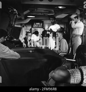 HUMPHREY BOGART comme capitaine Queeg JAMES EDWARDS VAN JOHNSON et ROBERT FRANCIS sur le set Candid avec le réalisateur EDWARD DMYTRYK tournage Scène de fraises dans LA CAINE MUTINY 1954 réalisateur EDWARD DMYTRYK Basé sur le roman de Herman Wouk, lauréat du prix Pulitzer Music Max Steiner producteur Stanley Kramer Columbia Pictures Banque D'Images