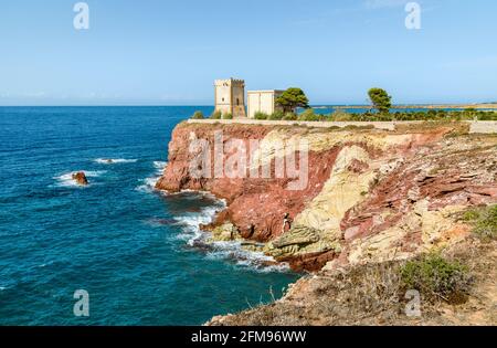 La Tour Alba ou Tour de Cala Rossa, est une tour de défense sur la côte de la mer Méditerranée à Terrasini, province de Palerme, Sicile, Italie Banque D'Images