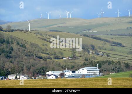 Aberystwyth University IBERS Campus Gogerddan avec un parc d'éoliennes en arrière-plan. Banque D'Images