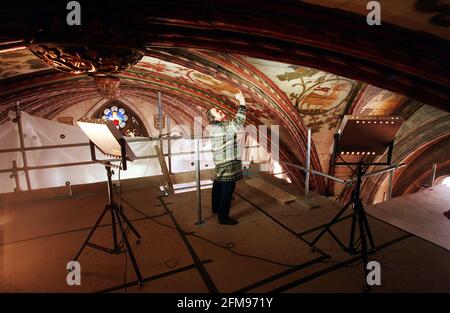 Sir Jocelny Stevens, président de English Heritage a annoncé aujourd'hui l'annonce des offres de subvention cathederale totalisant plus de ¿3m. La cathédrale Saint-albans a été décernée ¿97K pour la restauration de peintures du XVe siècle sur les voûtes en bois insolites de la cathédrale.des spectacles d'images Pauline Plummer, chef de l'équipe de restauration à l'œuvre Banque D'Images