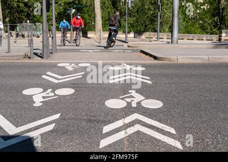 Lyon (France), 03 mai 2021. Cyclistes sur une piste cypiste. Banque D'Images