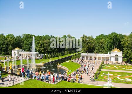 Peterhof, Russie : 16 juillet 2016 - le parc du palais. Célébration de l'ouverture des fontaines. Touristes visitant le site de Saint-Pétersbourg. Banque D'Images