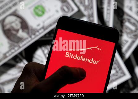 Chine. 21 avril 2021. Sur cette photo, le logo de la société roumaine de cybersécurité et d'anti-virus Bitdefender s'affiche sur un smartphone avec une devise américaine (USD) en arrière-plan. Crédit: Budrul Chukrut/SOPA Images/ZUMA Wire/Alay Live News Banque D'Images