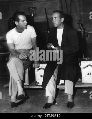 FRED MacMurray et HUMPHREY BOGART sur le set Candid fumant un La cigarette sur le set était sincère pendant le tournage de LA MUTINERIE CAINE 1954 réalisateur EDWARD DMYTRYK basé sur le prix Pulitzer Roman de Herman Wouk Music Max Steiner producteur Stanley Kramer Columbia photos Banque D'Images