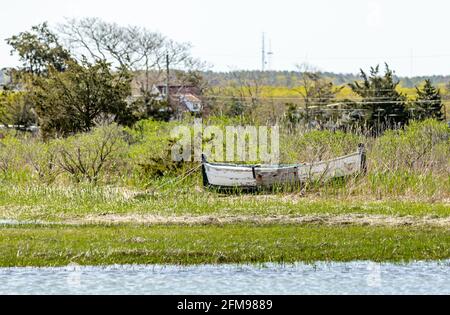 Bateau en bois abandonné assis sur la ligne de rivage Banque D'Images