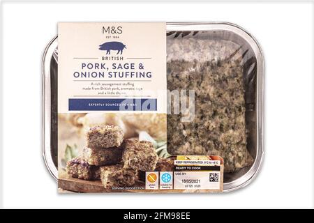 Marks and Spencer Food - farce de porc, de sauge et d'oignon sur fond blanc Banque D'Images
