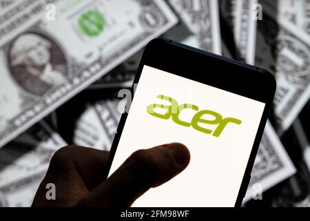 Dans cette illustration, le logo Acer de la multinationale taïwanaise du matériel et de l'électronique s'affiche sur un smartphone avec une devise en dollars américains (USD) en arrière-plan. Banque D'Images