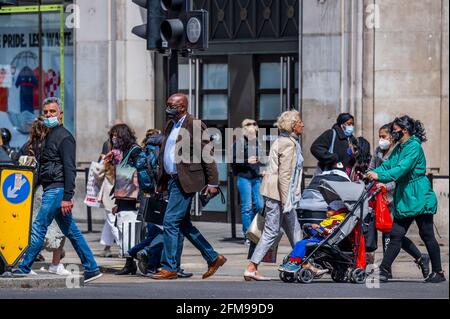 Londres, Royaume-Uni. 7 mai 2021. Le soleil est à l'extérieur et Oxford Circus est occupé - les magasins sont maintenant ouverts pendant la prochaine étape de l'assouplissement des restrictions de coronavirus, ce qui permet de rouvrir des magasins non essentiels. Crédit : Guy Bell/Alay Live News Banque D'Images